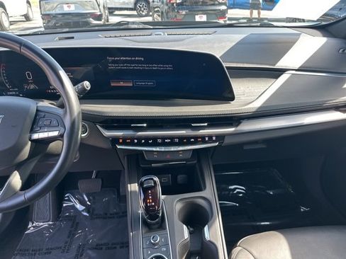 Used 2024 Cadillac XT4 Premium Luxury image 3