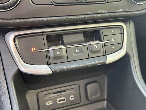 Used 2023 GMC Terrain SLT image 31