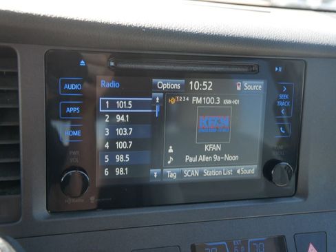 Used 2015 Toyota Sienna LE image 21