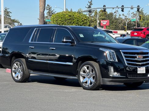 Used 2018 Cadillac Escalade ESV Premium Luxury image 2