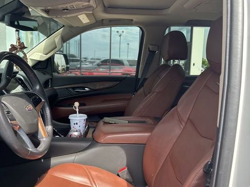 Used 2020 Cadillac Escalade Premium Luxury RWD image 3