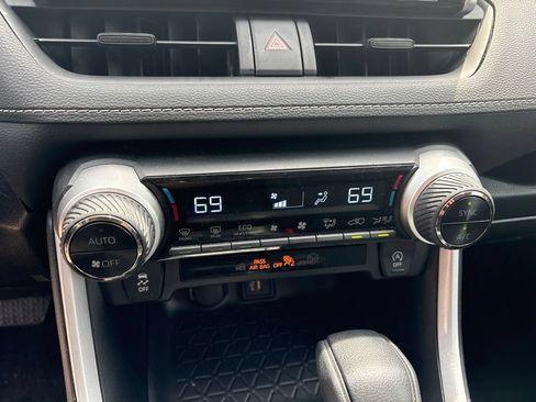 Used 2025 Toyota RAV4 XLE AWD/4WD image 18