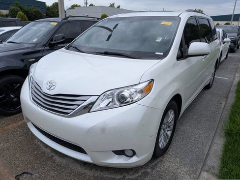 Used 2017 Toyota Sienna XLE Premium FWD image 2