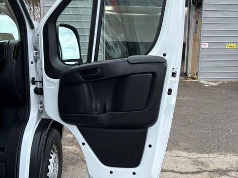 Used 2025 RAM ProMaster 2500 w/ Convenience Group image 17