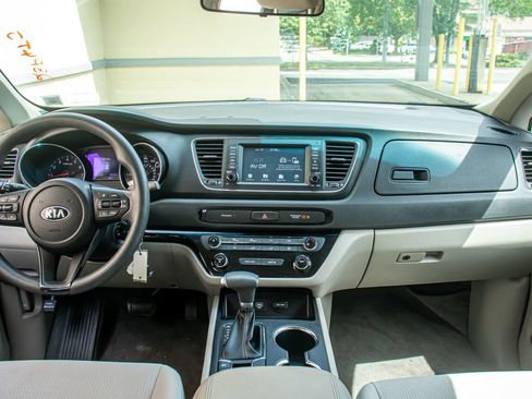 Used 2021 Kia Sedona LX FWD image 16