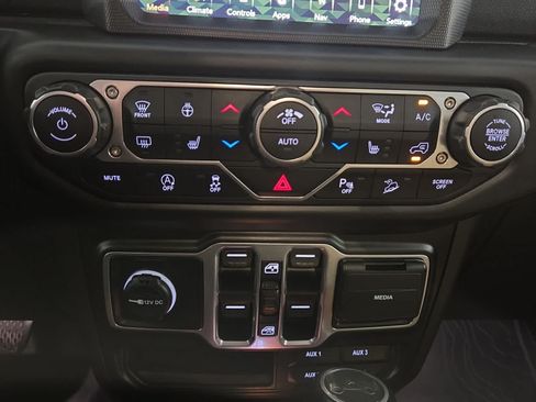 Used 2019 Jeep Wrangler Unlimited Sahara AWD/4WD image 27