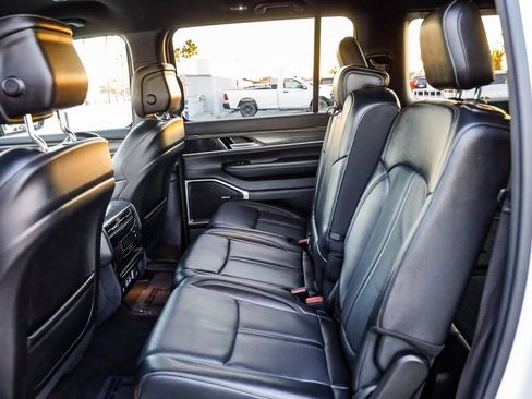 Certified 2024 Jeep Wagoneer Series II w/ Flexible Seating Group image 29