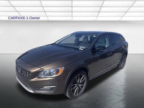 Used 2017 Volvo V60 T5 Cross Country image 22