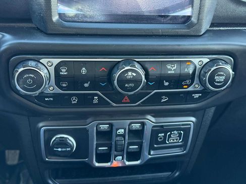 Used 2018 Jeep Wrangler Unlimited Sahara AWD/4WD image 29