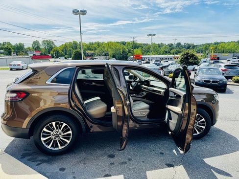 Used 2022 Lincoln Nautilus FWD w/ Premium Package image 18