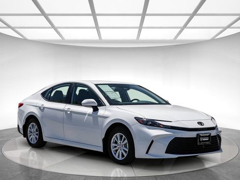 Used 2026 Toyota Camry LE FWD image 5