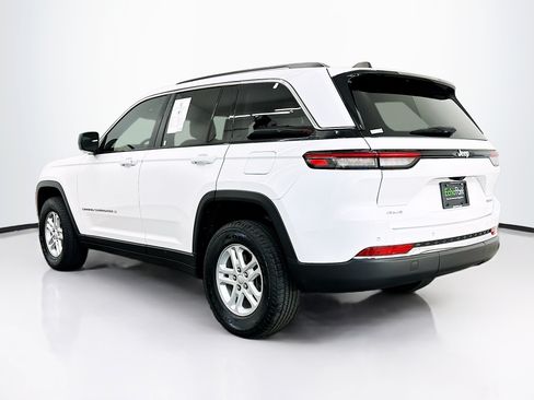 Used 2023 Jeep Grand Cherokee Laredo AWD/4WD image 5