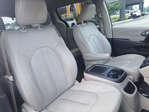 Used 2021 Chrysler Pacifica Touring-L FWD image 34