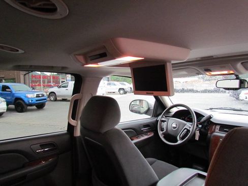 Used 2008 Chevrolet Suburban LT w/ Convenience Package 1 image 18