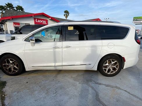 Used 2020 Chrysler Pacifica Limited FWD image 2