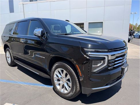 Used 2025 Chevrolet Suburban Premier AWD/4WD image 3