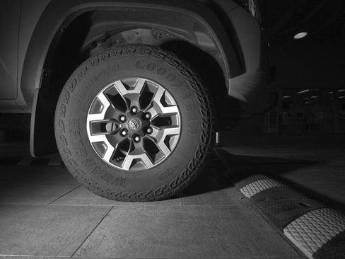 Used 2023 Toyota Tacoma TRD Off-Road w/ TRD Premium Off Road Package AWD/4WD image 6
