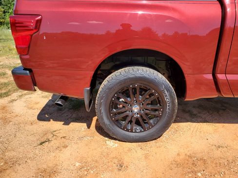 Used 2018 Nissan Titan SL image 11