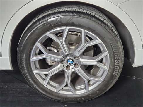 Used 2022 BMW X7 xDrive40i w/ Premium Package image 11