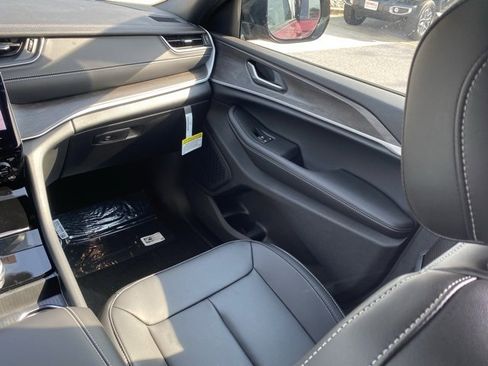 New 2025 Jeep Grand Cherokee Limited w/ Black Appearance Package image 37