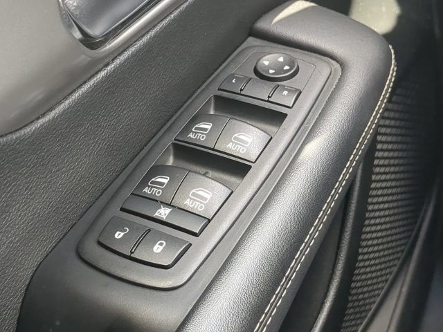 Used 2025 Chrysler Pacifica Select FWD image 28