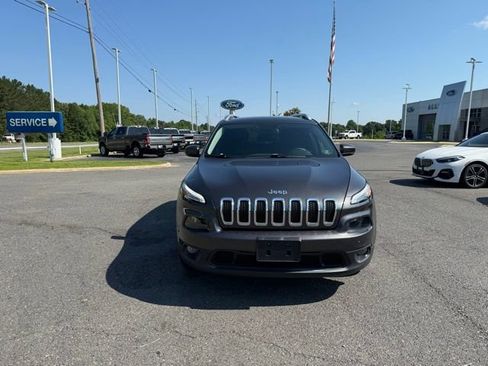 Used 2017 Jeep Cherokee Latitude w/ Safety/Convenience Group FWD image 2