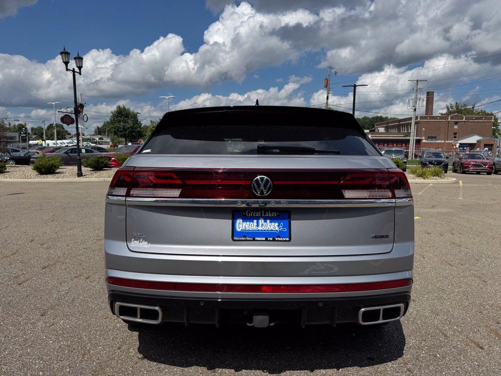Certified 2024 Volkswagen Atlas Cross Sport SEL R-Line AWD/4WD image 4