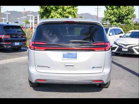 Used 2022 Chrysler Pacifica Limited w/ Uconnect Theater Family Group FWD image 8