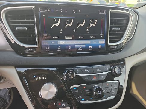 Used 2023 Chrysler Pacifica Touring-L FWD image 29