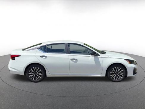 Used 2025 Nissan Altima 2.5 SV FWD image 13