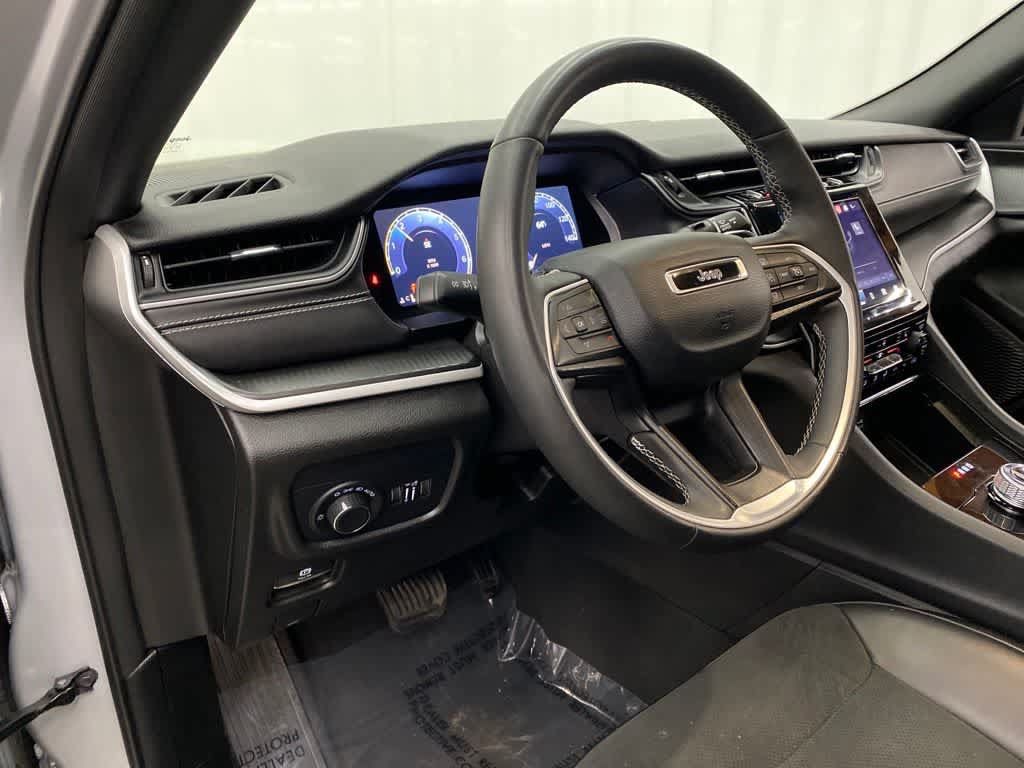 Used 2023 Jeep Grand Cherokee Altitude AWD/4WD image 2
