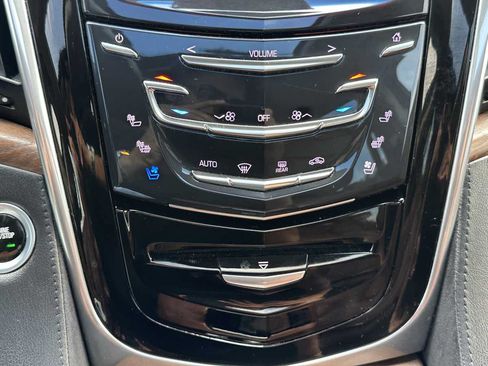 Used 2019 Cadillac Escalade Luxury AWD/4WD image 20