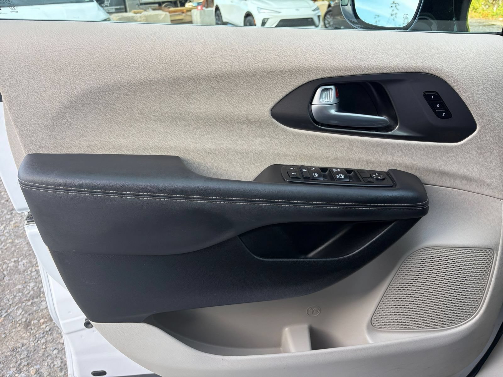 Used 2024 Chrysler Pacifica Touring-L FWD image 18
