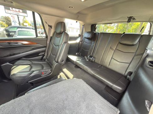 Used 2015 Cadillac Escalade Luxury image 12