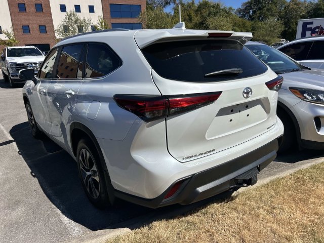 Used 2023 Toyota Highlander XLE AWD/4WD image 7