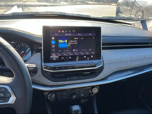 Used 2024 Jeep Compass Latitude image 30