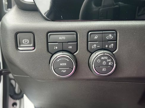 Used 2022 Chevrolet Silverado 1500 LTZ AWD/4WD image 11
