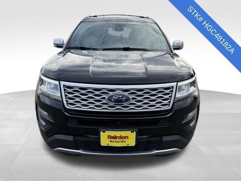 Used 2017 Ford Explorer Platinum image 2