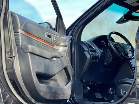 Used 2017 Ford Explorer Platinum image 9