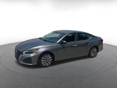 Used 2025 Nissan Altima 2.5 SV FWD image 8