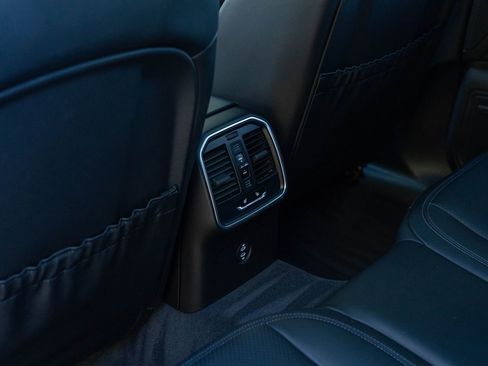 Certified 2025 Porsche Macan image 35