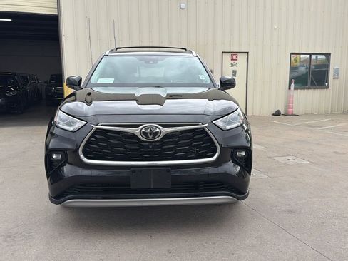 Used 2021 Toyota Highlander Platinum AWD/4WD image 2