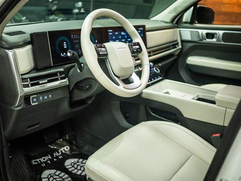 Used 2025 Hyundai Santa Fe SEL FWD image 9