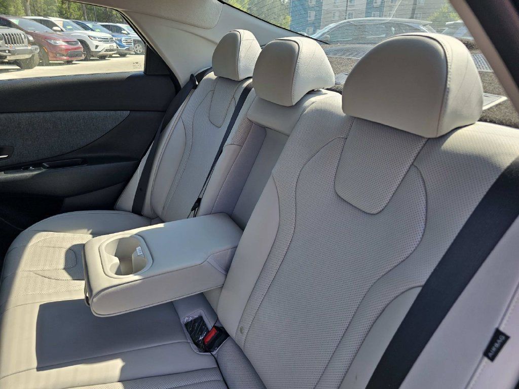 Used 2025 Hyundai Elantra Limited FWD image 34