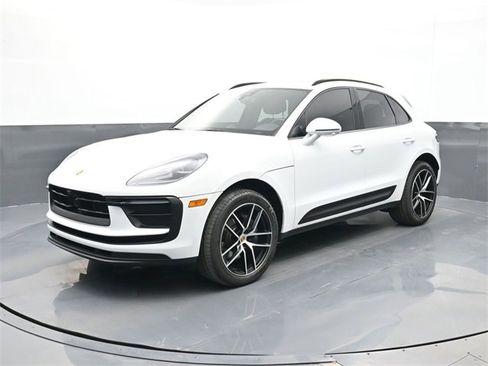 Used 2024 Porsche Macan w/ Premium Plus Package image 1