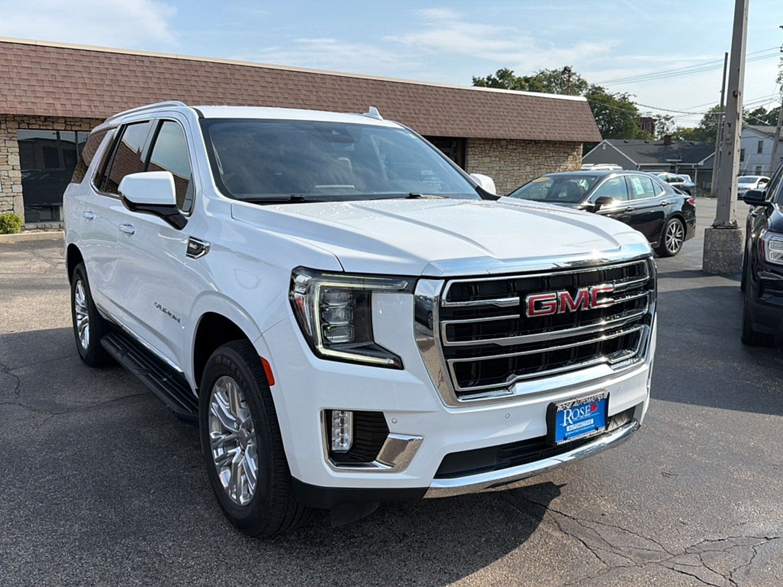 Used 2024 GMC Yukon SLT AWD/4WD image 1