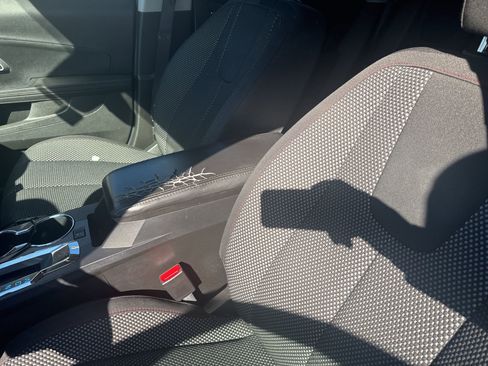 Used 2017 Chevrolet Equinox LT w/ Convenience Package image 6