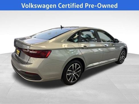Certified 2025 Volkswagen Jetta SE w/ Sunroof Package image 9