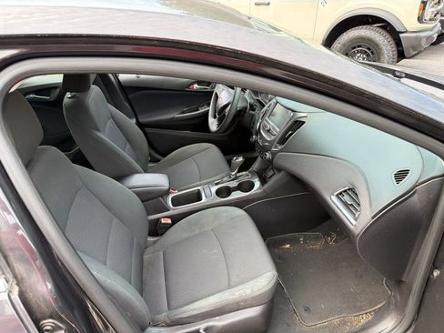Used 2017 Chevrolet Cruze LT w/ Convenience Package FWD image 3