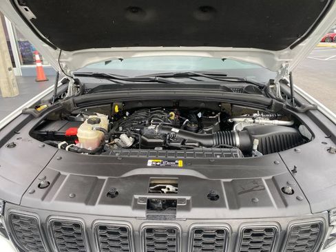 Used 2022 Jeep Grand Cherokee Altitude AWD/4WD image 13